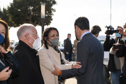 Llegada de Juanma Moreno, que saluda a Marta Bosquet, presidenta del Parlamento andaluz.
