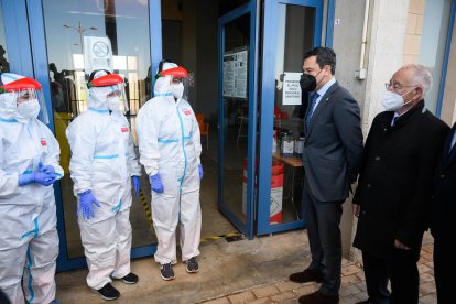 El presidente de la Junta de Andalucía visitó a los sanitarios del centro de vacunación instalado en el Estadio Antonio Peroles de Roquetas.