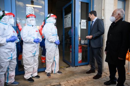 El presidente de la Junta de Andalucía visitó a los sanitarios del centro de vacunación instalado en el Estadio Antonio Peroles de Roquetas.