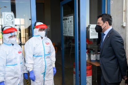 El presidente de la Junta de Andalucía visitó a los sanitarios del centro de vacunación instalado en el Estadio Antonio Peroles de Roquetas.