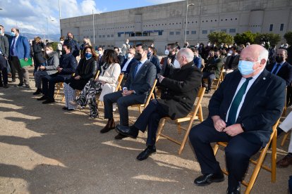 Autoridades políticas tomaron asiento ante el atril desde el que Amat y Juanma Moreno tomaron la palabra.