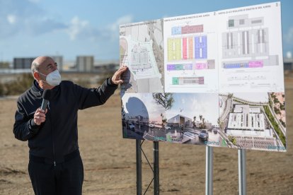 Nicolás Cermeño, director de la obra, explicando los detalles de un proyecto que ya empieza a ser una realidad.