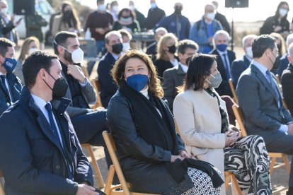 Carmen Crespo hablando con Javier Aureliano García.