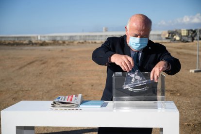 Aguirre mete en la urna los viales de la vacuna contra la COVID-19.