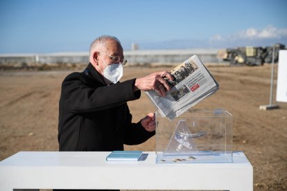 El alcalde también metió en la urna los periódicos del día, entre ellos LA VOZ.