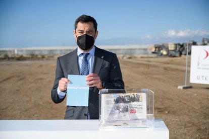 Juanma Moreno con el Estatuto de Autonomía de Andalucía que metió en la urna.