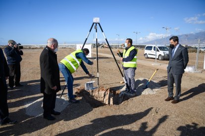 Varios operarios de la obra meten la urna en el hueco en el que posteriormente Amat, Moreno y Aguirre echaron varios montones de tierra con una pala.