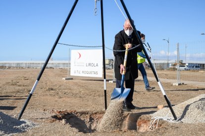 Gabriel Amat, alcalde de Roquetas, usando la pala.