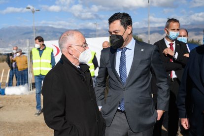 Amat y Moreno hablan antes de abandonar la explanada.