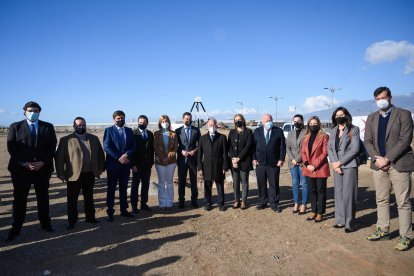 La Corporación Municipal de Roquetas de Mar posó junto a Juanma Moreno.