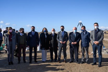 Foto de familia de las autoridades políticas.