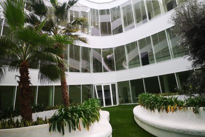 Zona ajardinada de las intstalaciones