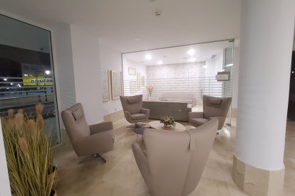 Sofás ubicados en las zonas de recepción de las instalaciones