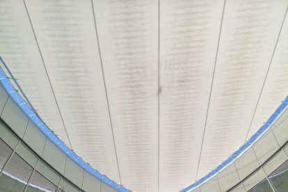 Techo cubierto de la zona ajardinada