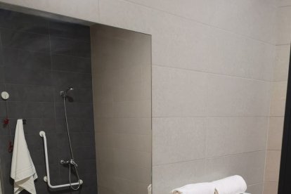 Baño de una de las habitaciones de las instalaciones