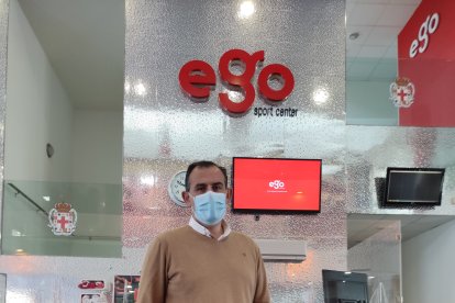 En la recepción del centro deportivo.