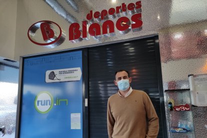 En la puerta de Deportes Blanes en Ego.