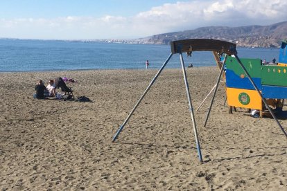 Muchas son las familias que hoy han optado por la arena y el agua salada.