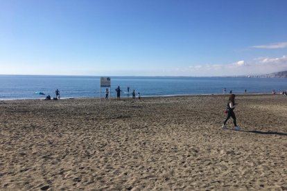 Muchos almerienses han disfrutado hoy de una jornada playera.