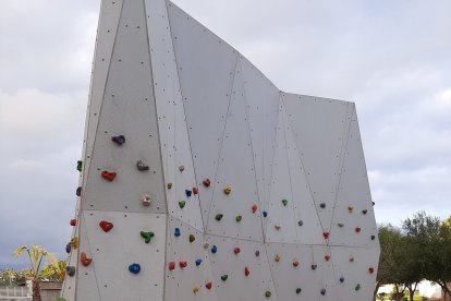 Rocódromo instalado en la Urba.