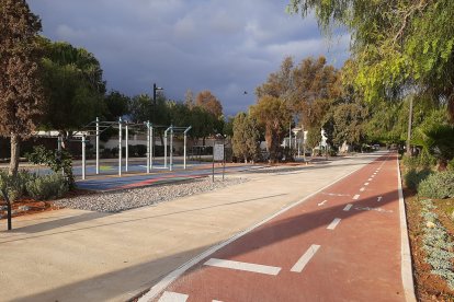 Los callejones de las urbanizaciones se han aprovechado para hacer carriles bici.