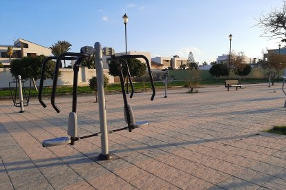 Se han instalado varios aparatos junto a una zona de petanca.