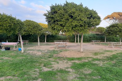 Mesas al aire libre para comer o descansar.