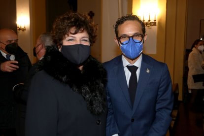 Encarni Molina, expresidenta, e Isaac Vilches, presidente de la Agrupación de Cofradías, que este año celebra también su 75 aniversario.