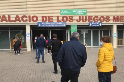 Almerienses se vacunan este domingo en la capital: