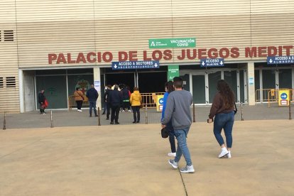 Son muchos los vecinos de la capital que acuden hoy a vacunarse.