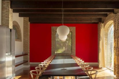 Uno de los varios salones con los que cuenta la vivienda.