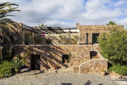 El exterior es de piedra.