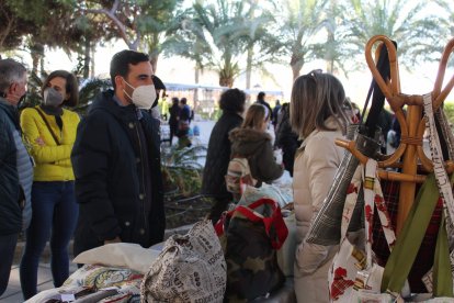 El concejal Carlos Sánchez ha visitado el rastrillo.