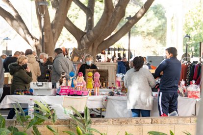 Almerienses disfrutan del rastro.