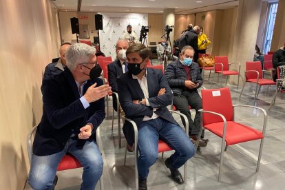 En primera fila, el alcalde de Huércal, Ismael Torres, junto a José Juan Rodríguez, teniente de alcalde de Roquetas.