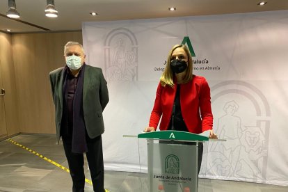 La delegada del Gobierno, Maribel Sánchez Torregrosa, y el delegado territorial de Empleo, Emilio Ortiz.