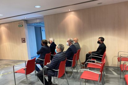 Ayuntamientos y entidades sin ánimo de lucro colaborarán con iniciativas mixtas de formación y prácticas profesionales para desempleados.