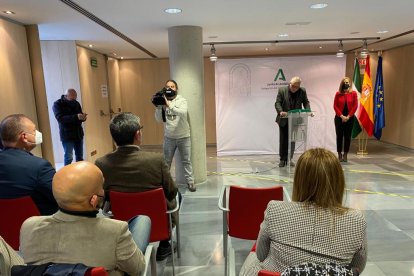 La Junta presenta un nuevo programa de formación y prácticas para desempleados.