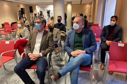 El alcalde de Adra, Manuel Cortés, y el regidor de Cuevas, Antonio Fernández.