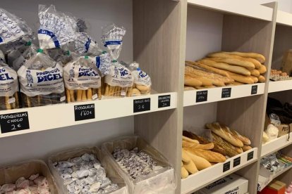 Los panes y dulces vienen de Alcolea y Alhama.