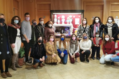 Fotografía de familia durante la inauguración de la exposición.