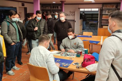 Una de las partidas del torneo rodeada por espectadores.