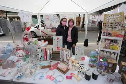 Estefanía López junto a su madre, Mercedes Durán, a quienes el confinamiento les hizo crear Dylan\\\'s Family.