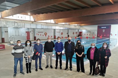 Autoridades municipales en la apertura de la piscina.