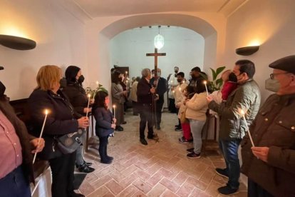La procesión, donde cada uno de los peregrinos portaba su candela prendida, discurrió por los claustros y galerías del histórico Santuario.