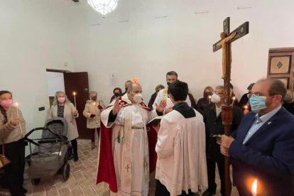 Una ligera lluvia forzó a que la bendición de las candelas se realizara en uno de los salones internos.