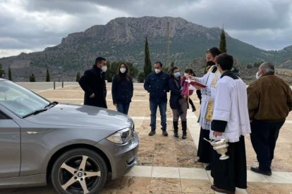 Varias decenas de vehículos recibieron en la explanada la bendición del Rector con su correspondiente dosis de agua bendita.