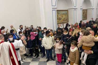 Una treintena de familias que, a lo largo del pasado año, acudieron al Roel para bautizar a sus hijos asistieron a la celebración.