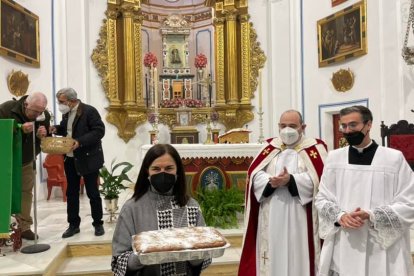 La mano inocente de la pequeña Triana escogió la papeleta premiada con la Torta de la Virgen que agració a doña María José.