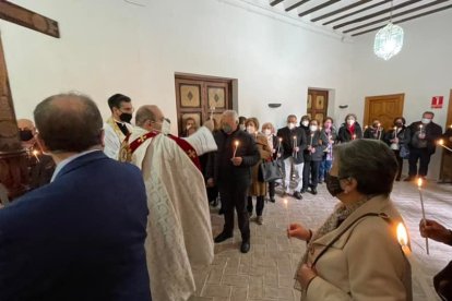 La lluvia no desanimó a los peregrinos pero la bendición de las candelas tuvo que realizarse en los salones internos.